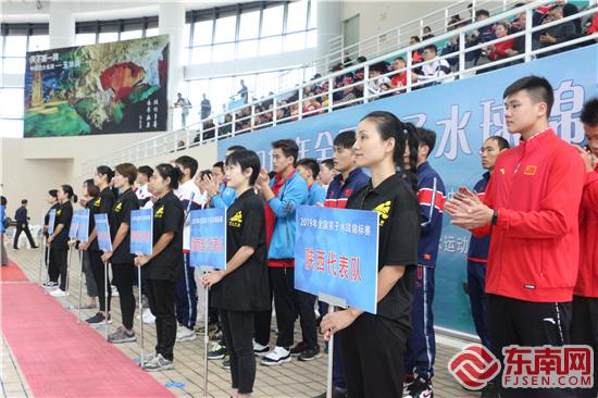 运动员代表们参加开幕式 刘惠萍 摄.jpg