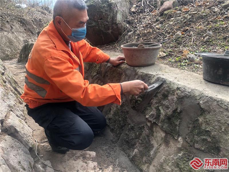 2.职工修砌排水沟。李成明 摄.jpg