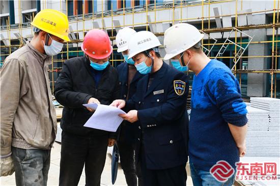 建宁县劳动保障监察大队在建宁县医院建设项目施工现场，开展宣传活动。（饶丽英 摄）.jpg