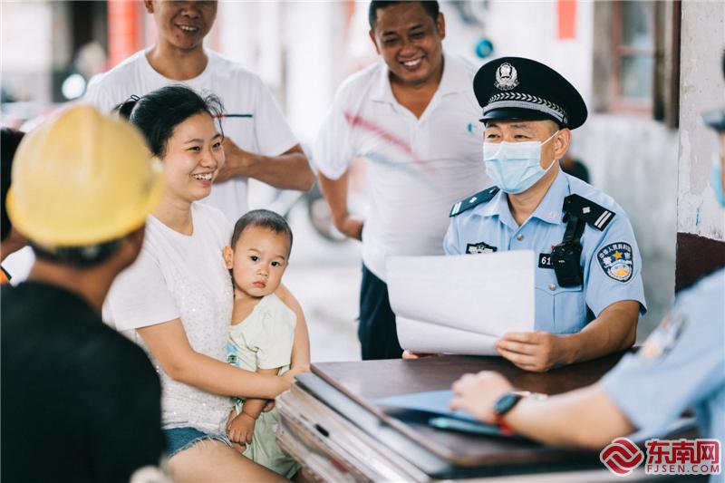 派出所民警开展人口普查_人口普查(2)