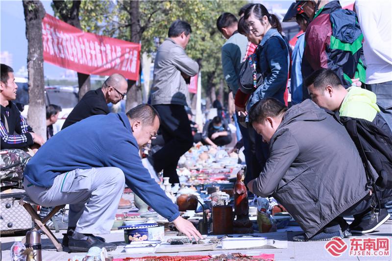 11月15日，将乐县举办第一届古玩交流会。图为：古玩爱好者在摊前询问铜币。董观生摄.jpg