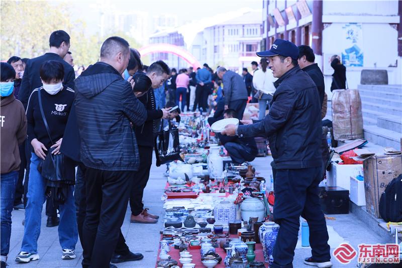 11月15日，将乐县举办第一届古玩交流会。图为：古玩爱好者在摊前询问瓷器。董观生摄.jpg