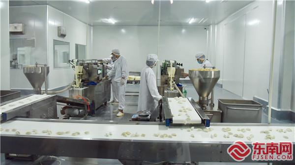 中央厨房内的自动化蒸饺生产线正逐步恢复产能.jpg