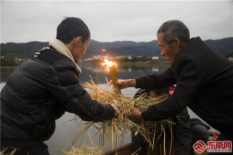 将乐县西湖村的村民在金溪点亮第一只河灯。董观生摄.jpg