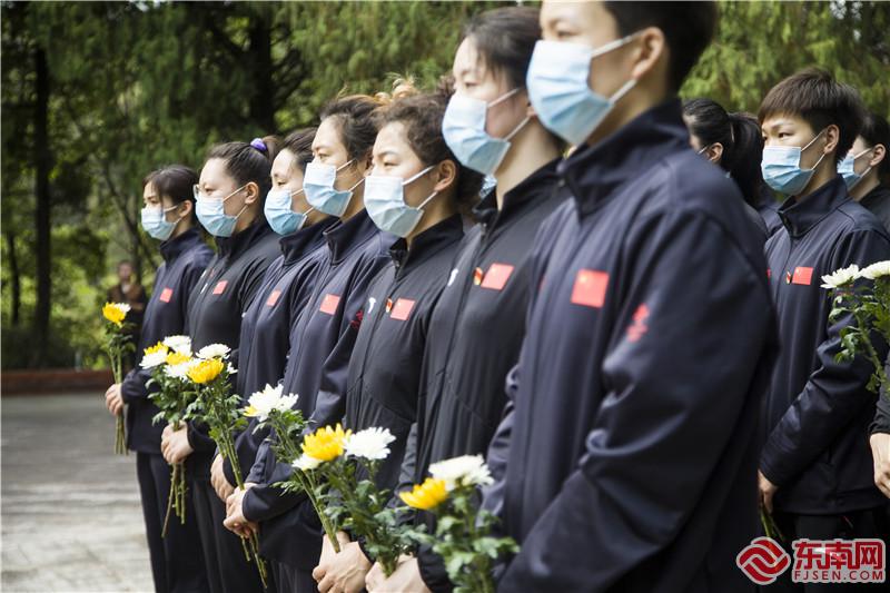 中国女子水球队队员向将乐县五马山革命烈士纪念碑轮流敬献鲜花。董观生摄.jpg