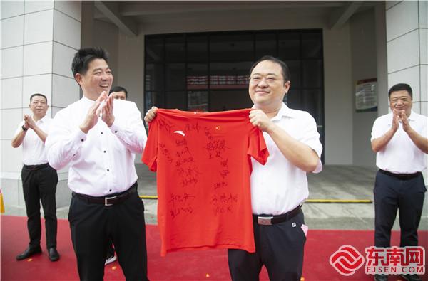 国家体育总局小球运动管理中心向将乐县赠送国家队签名T恤衫。董观生摄.jpg