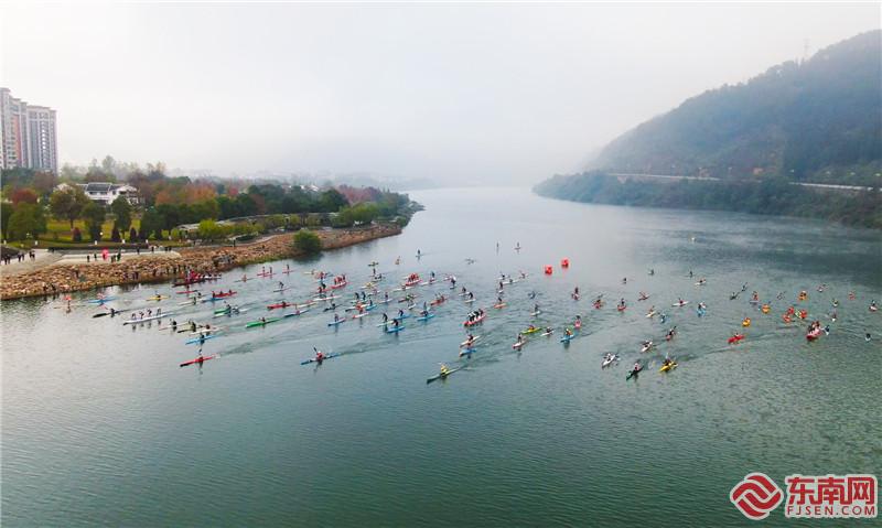 11月27日上午，2021中国·将乐皮划艇桨板马拉松公开赛在将乐开赛，运动员从起点出发。董观生摄.jpg