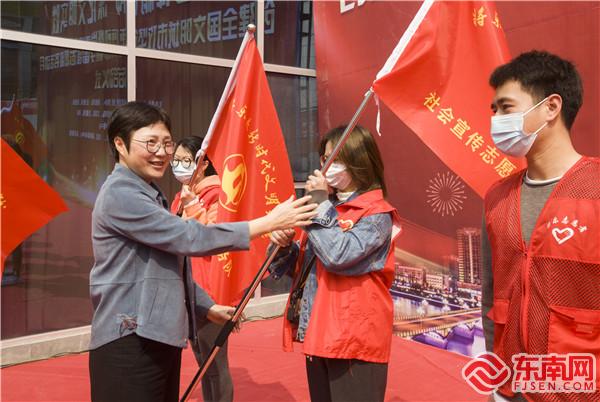 县委常委、宣传部长为9支志愿服务队授旗。.jpg