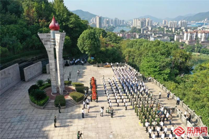 三明市在三明人民英雄纪念碑广场举行2022年烈士纪念日活动。拍摄：周志鸿.jpg