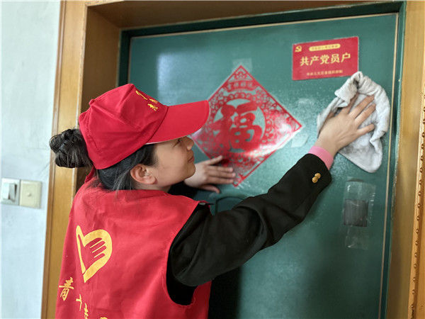 志愿者为三明”乐龄家园“打扫卫生  张建燕.jpg