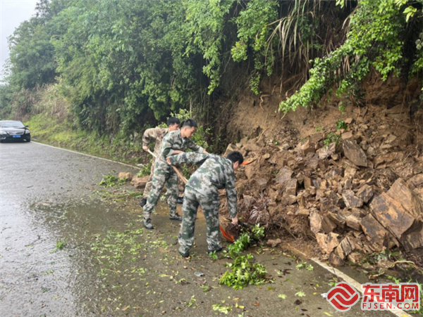 朱口镇退役军人志愿者雨后及时进行清障，泰宁县退役军人局供图.png