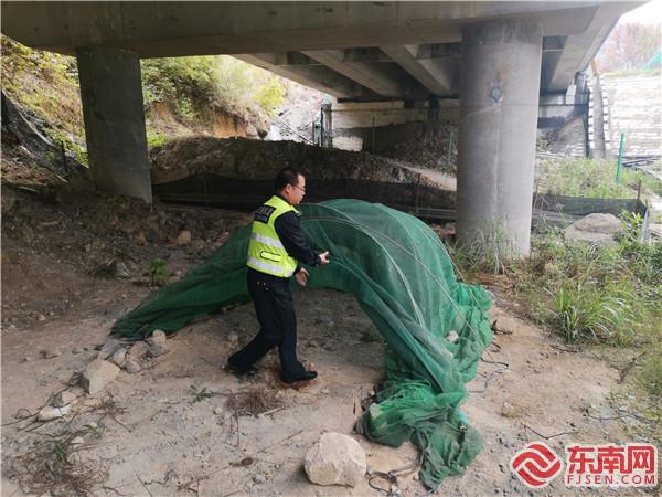 4月13日，执法员拆除莆炎高速公路乐善亭2号大桥下简易鸡舍.jpg