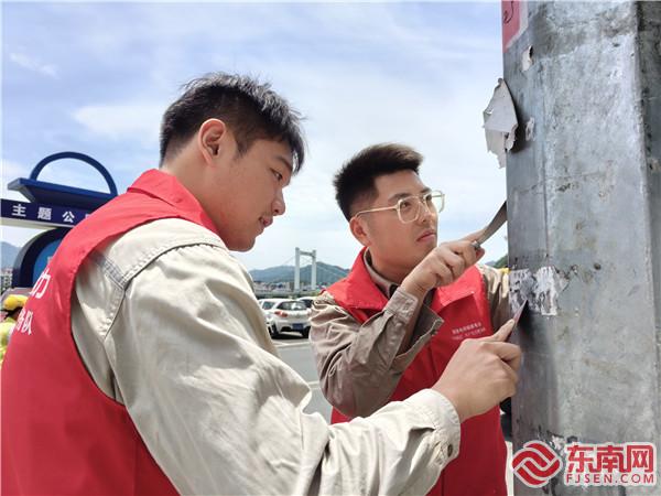 2023年5月15日，国网将乐县供电公司党员服务队正清理电力设施“牛皮癣”（作者：吴小云）.jpg