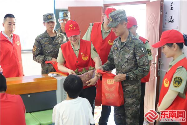 1.武警官兵联合一众志愿者到三元区长安小学特教班开展“迎六一关爱特殊儿童”慰问活动.jpg