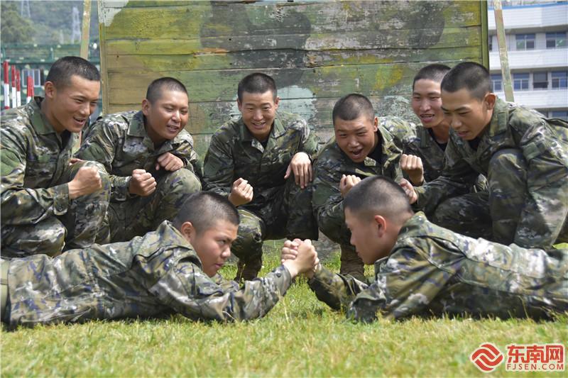 2、弟弟陈顺新（左一）和哥哥陈顺安（右一）训练间隙比拼力量（摄影：胥伟夫）.jpg