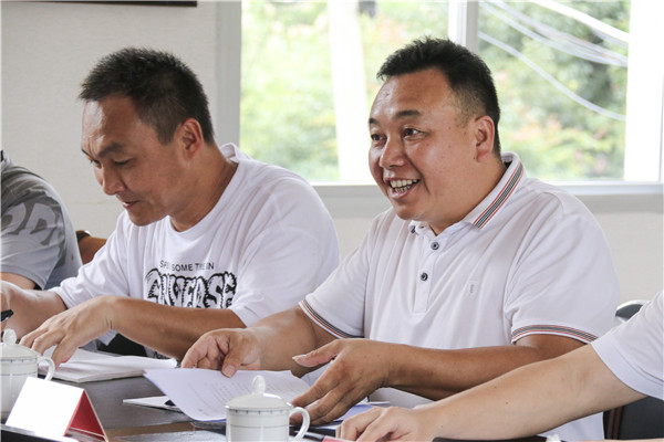 01龙大村党支部书记罗治林（右一）与村委会副主任李庆勇（左一）与村民开展座谈会.jpg
