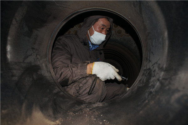 （经济）检验员细致检查锅炉内壁安全隐患（张晓军 摄）.jpg