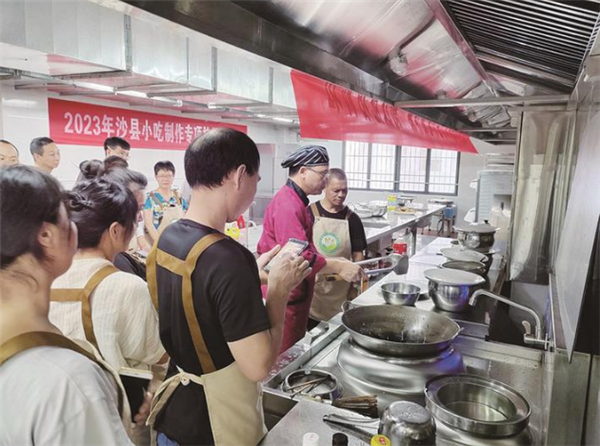 林添雄（右二）在上烹饪课，三明市融媒体中心供图.png