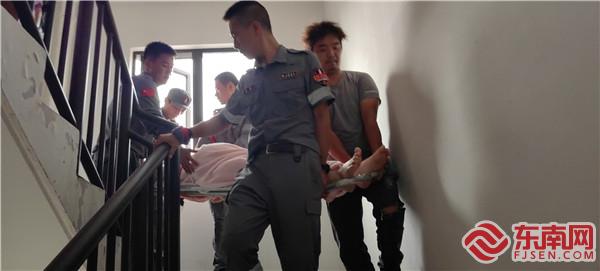 转运待产孕妇，三明市火箭救援队供图.jpg
