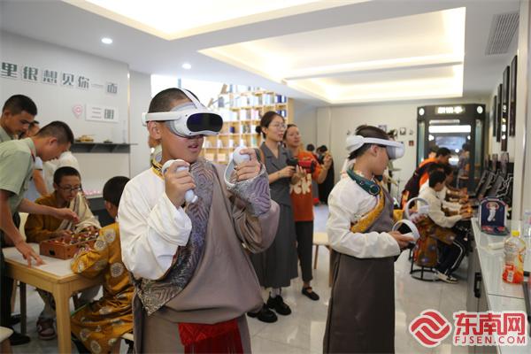 藏族学生进行VR体验，欧家程摄.jpg
