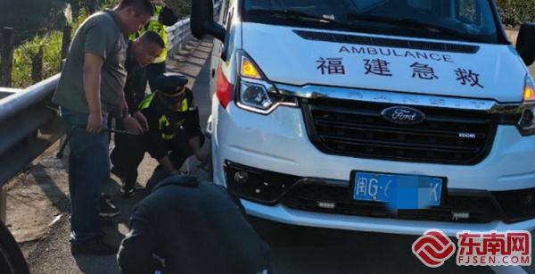 三明：执法员化身“修理工” 助力救护车脱困