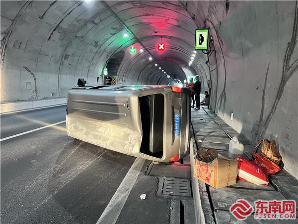 事故车辆侧翻横于隧道主车道上.jpg