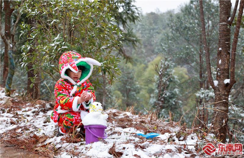 明溪县迎来2024年第一场雪，孩子们堆雪人、玩雪球，玩得不亦乐乎。 雷玉平 摄.jpg