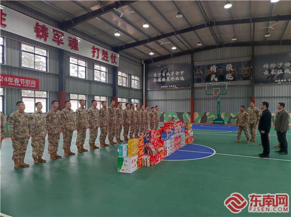 宁化县县委书记走访慰问武警中队，拍摄：余链.jpg