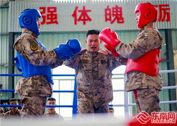 图为武警官兵开展搏击对抗训练（摄影：邹尔彬）.jpg