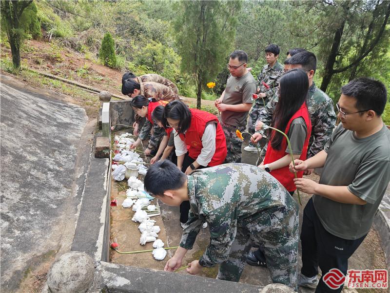 清流县灵地镇年轻干部祭扫烈士墓，清流县退役军人事务局供图.jpg