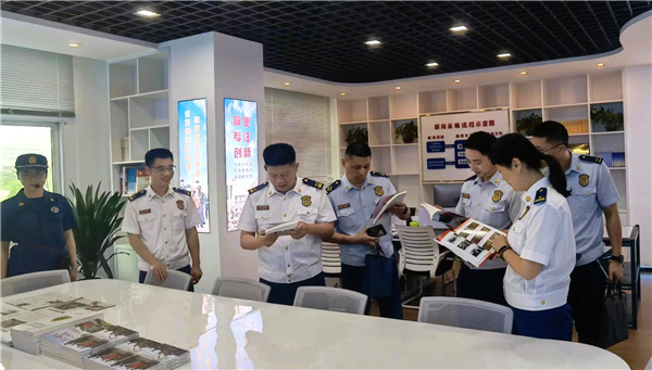  Caption: Visit the Honor Room of Ruijin Fire Rescue Brigade Photographer: Shangguan Peijian. jpg