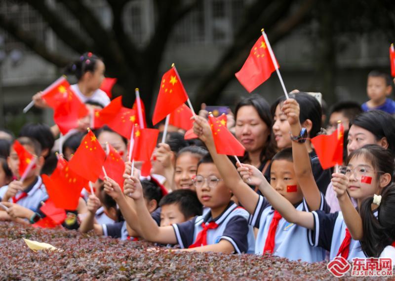 2024年10月1日 图为学生们热情高涨（摄影：钟炜俊）.jpg