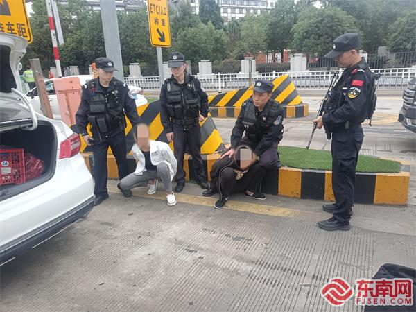 图为：民警在高速路口拦截抓获两名盗窃犯罪嫌疑人。沙县公安供图.jpg