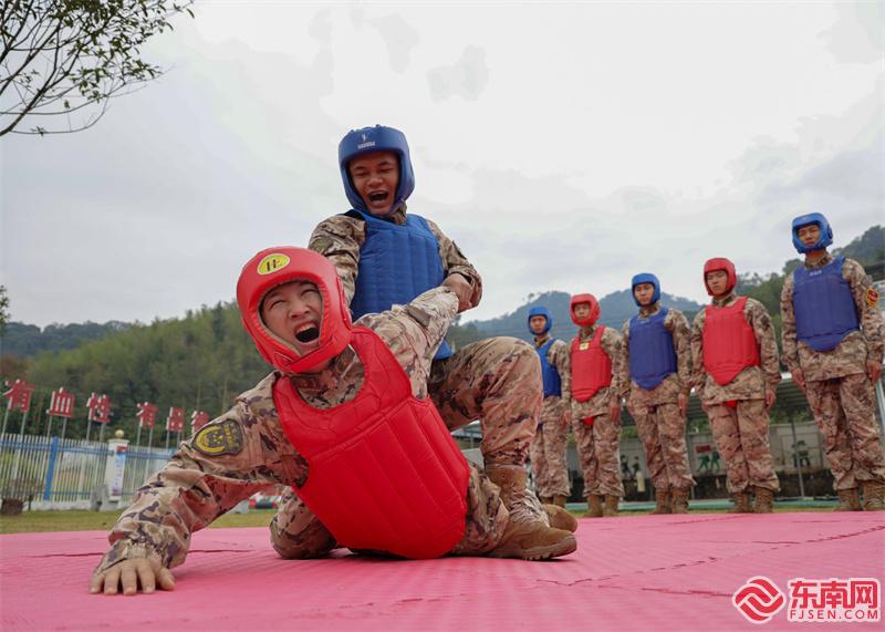 1.图为武警官兵苦练军事技能（欧家程摄）.jpg