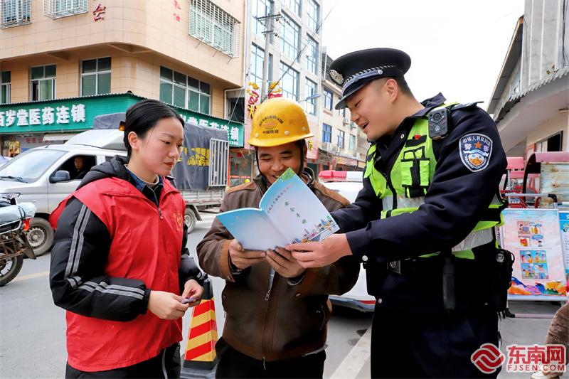 图为泉上派出所民警向群众宣讲交通安全知识.jpg