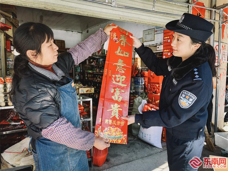 图为民警为群众送上反诈春联1.jpg