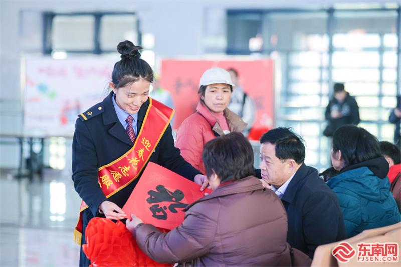 2025年1月14日，永安南站迎春花服务台人员为旅客送上手写春联。 张海根 摄.jpg