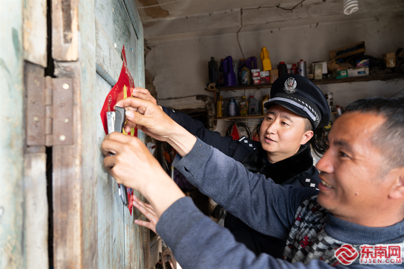 图为1月22日，民警为群众送上新春祝福.bmp