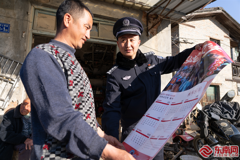 图为1月22日，民警为群众送上交通安全挂历.bmp