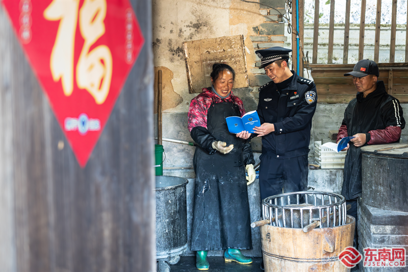 图为1月22日，民警向群众宣讲反诈知识.bmp