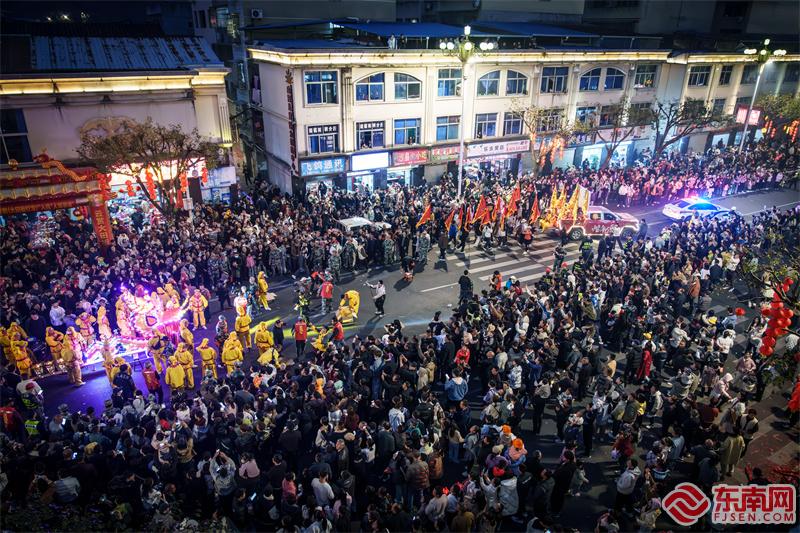 图为活动开始时，民警在现场维持秩序.jpg