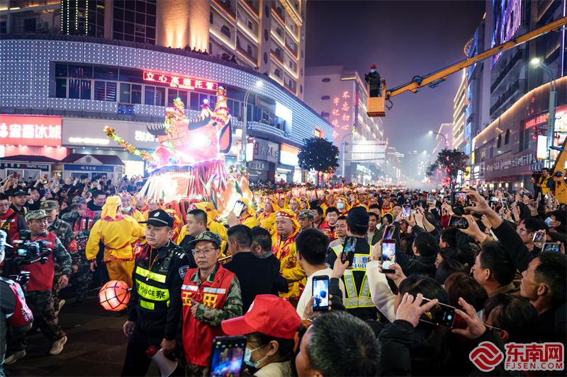 图为民警引导板灯龙前进.jpg
