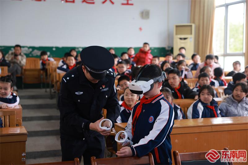 民警带领同学们使用VR设备沉浸式体验吸毒后的不良反应。陈萃摄.jpg