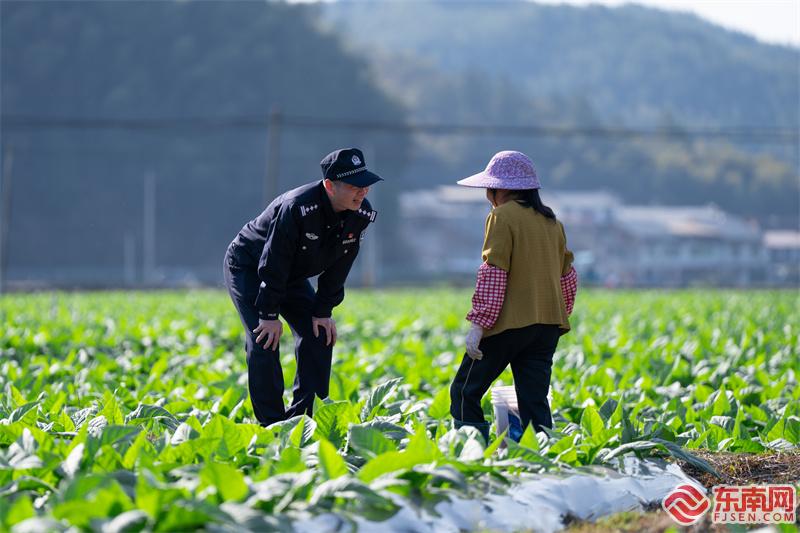 图为3月20日，民警与烟农交流.jpg