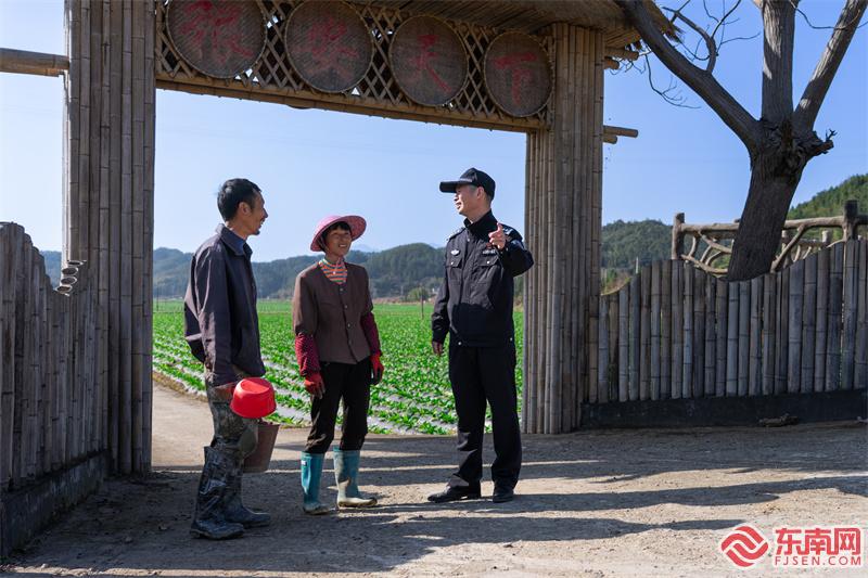 图为3月20日，民警向烟农夫妇询问耕作情况.jpg