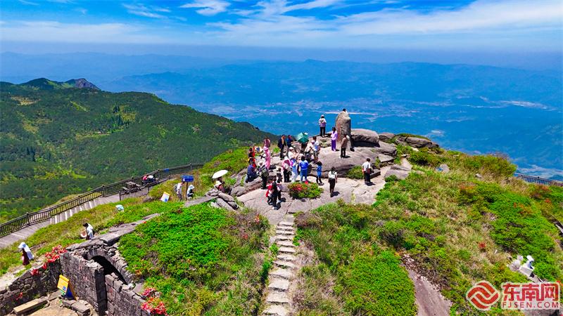 游客在金铙山 付哲文 摄2.jpg