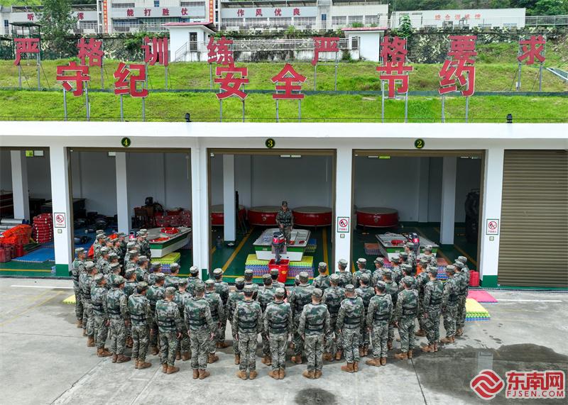 3、图为武警官兵在队组织操作训练（摄影：欧家程）.jpg