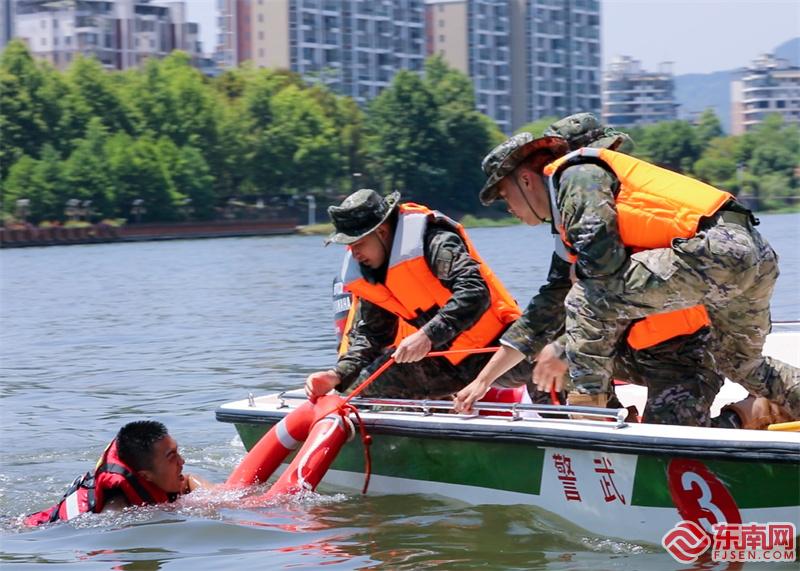 16、图为武警官兵开展“解救落水群众”模拟训练（摄影：欧家程）.jpg