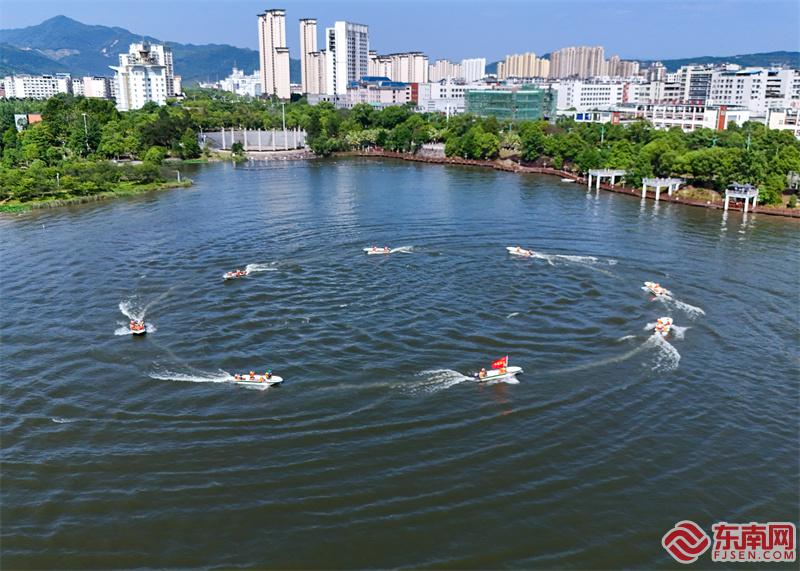 19、图为武警官兵进行舟艇圆形队形训练（摄影：欧家程）.jpg
