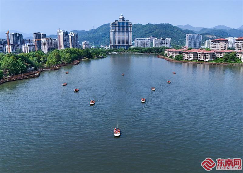 12、图为武警官兵进行三角编队训练（摄影：欧家程）.jpg